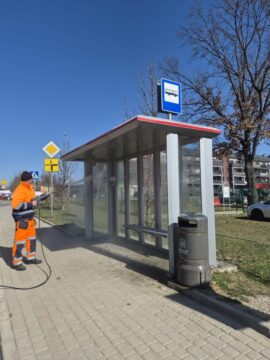 Coroczne mycie przystanków autobusowych